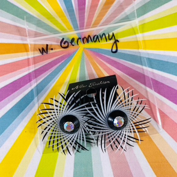 Vintage black and white with AB Crystal center clip on flower earrings - Picture 4 of 4